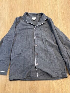 Petite Plume Gray boys Button-Up Pajama shirt with White Piping Sz 14 never worn